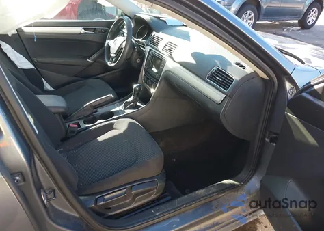 2017 Volkswagen Passat 1.8T S z USA, uszkodzony, nr VIN 1VWAT7A38HC013163